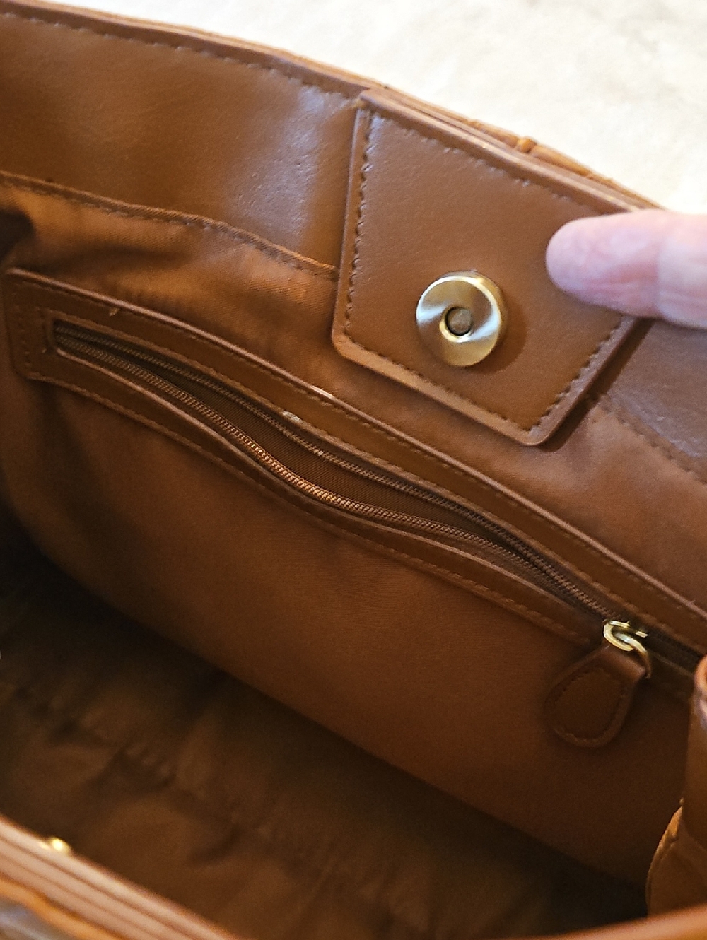 Time & Tru Handbag - Picture 6 of 9